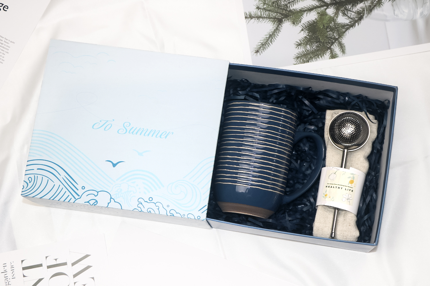 Summer-themed small gift box