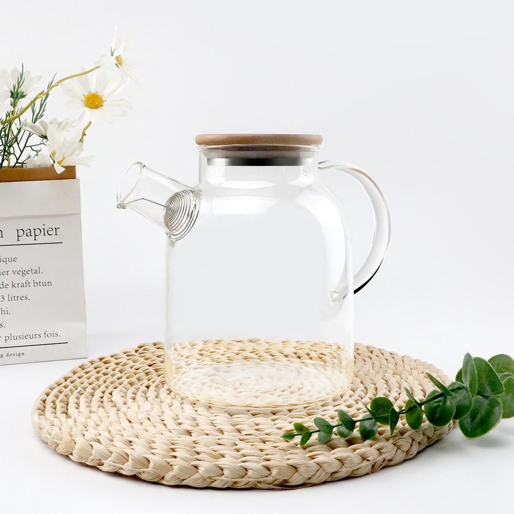 Glass pot with wooden lid